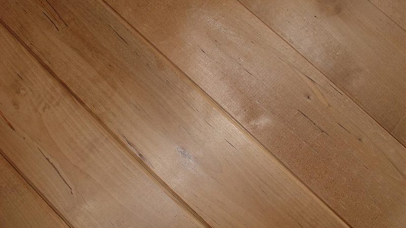 实木地板与实木复合地板：脚感对比揭秘